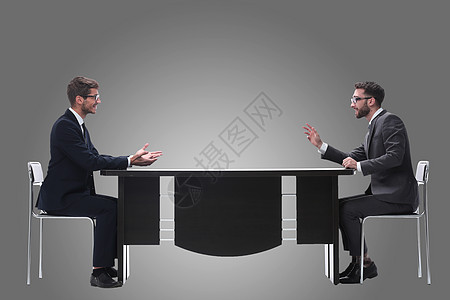 两个商界人士讨论坐在桌边的 东西 并讨论合同谈判合伙男性工作男人商务讲话同事顾问图片