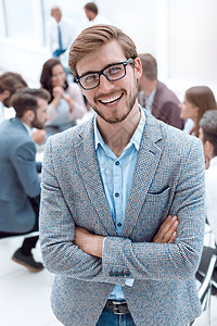 在办公室背景上笑着的生意人企业家伙伴商务顾问经理性格男人同事职业员工图片