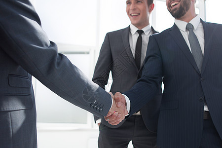 现代办公室商业伙伴的握手合作情况图片