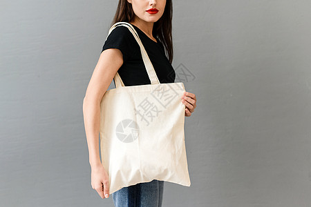 灰色背面有生态袋的妇女 装上设计图包图片