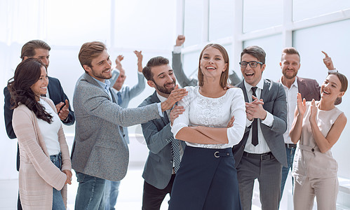 在她的同事面前站着自信的团队领导班长幸福领导者微笑折叠工作经理女士伙伴商业合伙快乐的高清图片素材