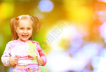 夏日在草地上的可爱小女孩植物喜悦女性头发乐趣童年女士幸福公园微笑图片
