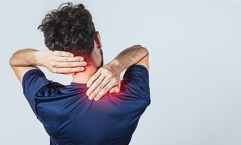 肩膀和颈部有问题的人的特写 酸痛的人在孤立的背景下触摸他的肩膀 腰部和肌肉问题的概念背痛挫折背部疼痛卫生脖子疗法痛苦身体物理图片
