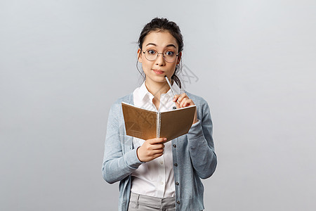 教育 教师 大学和学校的概念 体贴聪明的亚洲女学生学习 准备作业或在笔记本上写下讲座 拿着计划表 思考运动家庭作业学生工作室老师图片