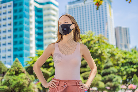 城市里流行的带过滤器的黑色医用口罩 2019ncov 流行病概念 戴着黑色医用面具的女人 病毒或疾病流行期间眼睛富有表情的女性肖图片