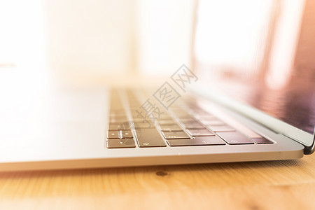 现代笔记本电脑在木制桌上 计算机键盘特写木头办公室工作技术互联网展示网络商业屏幕桌子图片