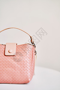 商店销售的粉红妇女袋配饰小袋肩膀购物团体带子钱包零售奢华腰带图片