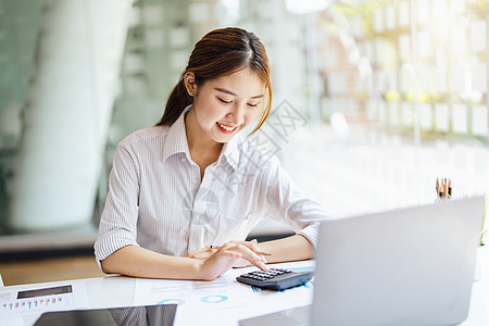 数据分析 路线图 营销 会计 审计 亚洲女商务人士在视频会议中使用计算机的肖像 在工作中使用统计数据表展示营销计划行政人员解决方图片