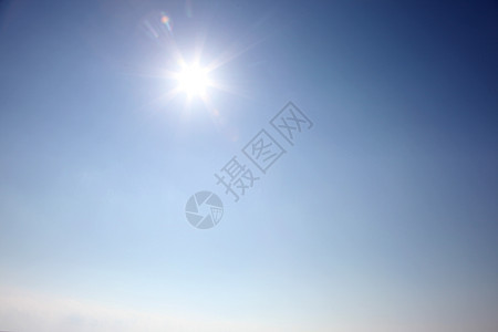 蓝天在阳光明媚的白天与阳光照耀光束天气环境臭氧蓝色太阳场景晴天射线空气多云的高清图片素材
