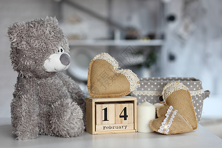 坐在木板上 情人节和爱情概念的爱与爱的概念日历卡片数字玫瑰浪漫夫妻动物玩具熊礼物眼睛图片