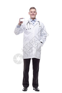 带着微笑的医生展示他的探访卡 他被孤立在白色上卡片眼镜医师访问成人广告牌手臂护理人员药品名片图片