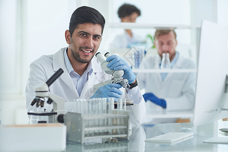 在现代实验室研究科学家进行实验专注创新团队医院药品生物感染技术安全药店图片