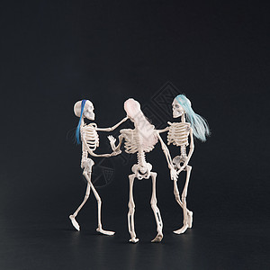 三个骨骼像三个恩典 在黑人背景上跳舞图片