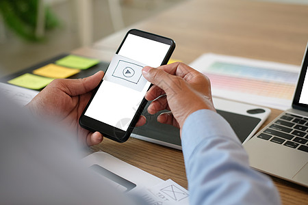 设计智能电话布局网络的UX设计师 UI 开发者计划使用移动应用原型 并进行相关规划职业反应工作合作创造力界面编程男人开发商手机图片