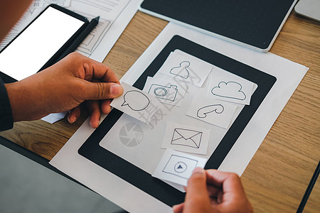 设计智能电话布局网络的UX设计师 UI 开发者计划使用移动应用原型 并进行相关规划手机体验职业设计者创造力细胞工作项目战略反应图片