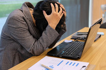 女性因辛勤工作而感到疲惫 沮丧和压力 精疲力尽的女商务人士在工作场所头痛焦虑人士失败办公室疼痛职场笔记本桌子电脑秘书图片