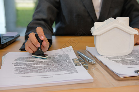 抵押贷款合同协议文件上核准的房地产代理社盖章的印章财产抵押商务保险储蓄人士风险投资商业工作图片