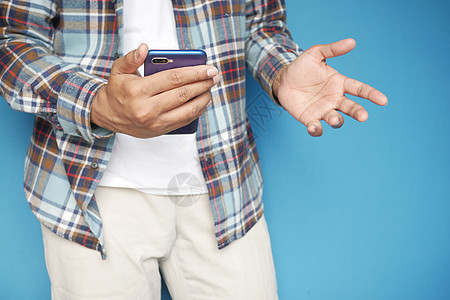 用智能手机近距离接近年轻人的手展示屏幕手指触摸屏工具机动性电子短信消息电话背景图片