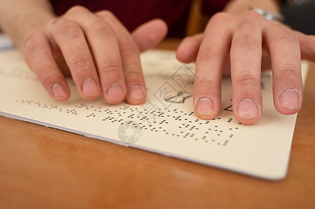 视力受损的人在读一本盲文书语言手指学校文学男性图书馆学生阅读多样性教科书图片