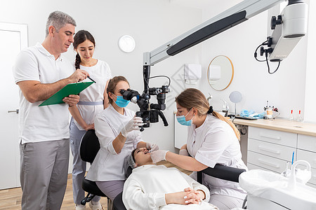 牙科诊所的一组学生学习用显微镜观察牙科治疗药品专家设备器材助手办公室教育外科卫生矫正图片