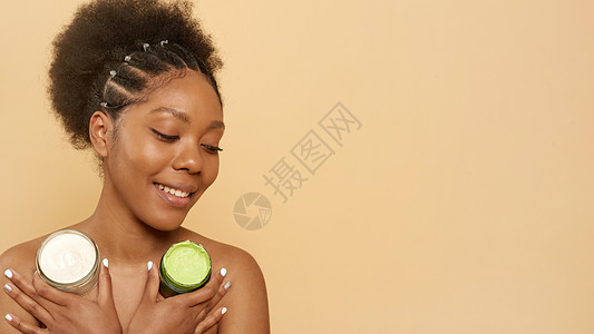 皮肤护理概念 非洲女性在工作室中拿着奶油水罐子的笑容 Web横幅标语图片