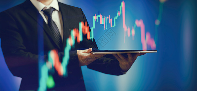 持有股票平板电脑的商务人士 用于分析股票市场的虚拟技术投资图表 银行金融和规划概念经济价格营销药片财富商业生长交换货币利润图片