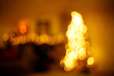 圣诞节家内有圣诞树和喜庆园地照明的圣诞节日背景模糊性图片