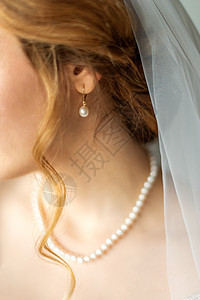 在年轻新娘的耳边戴珍珠耳环图片