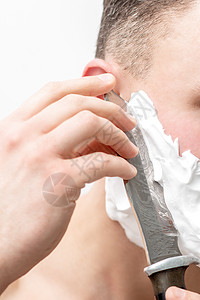男人用刀刮胡子剃刀泡沫剃须刮胡子刀刃皮肤危险护理卫生男性图片