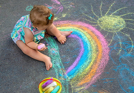 宝宝用粉笔在人行道上画彩虹 有选择的焦点操场画家粉化活动教育婴儿沥青地面孩子们太阳图片