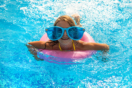 孩子在游泳池里游泳 有选择的焦点微笑女孩幸福海滩泳装假期婴儿横幅喜悦眼镜图片
