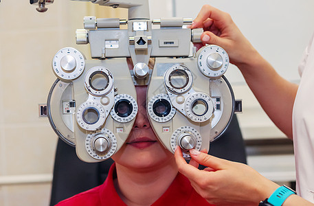 女性UNERGO眼科测试 眼镜基金 去看医生图片