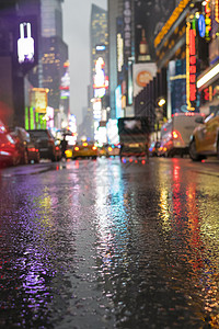 纽约市时代广场 夜里下雨图片