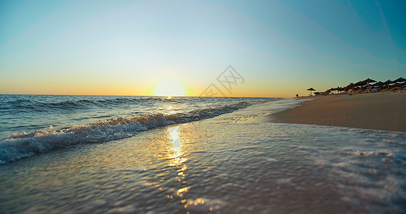 美丽的景色日落 热带海滩海图片