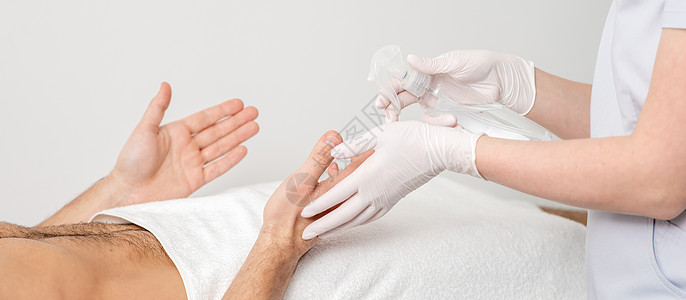 护士亲手清洗男性病人的手皮肤药品防护清洁度防腐剂美容师职场保健洗手液医疗图片