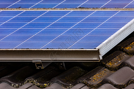 德国一家私人家庭住宅上配有节能蓝色太阳能电池板的光伏专用系统图片