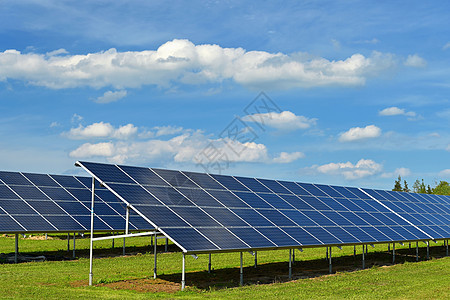 太阳能发电厂电力和生态工业的概念 高能源价格 美丽的风景和晴天与蓝天 光伏电站活力农场建筑控制板太阳能板环境场地房子太阳气候图片