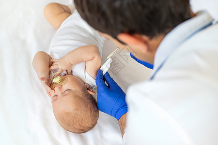 给婴儿接种疫苗 在手臂上注射 有选择的焦点病人医院流感疾病护士女孩感染药品注射器童年图片