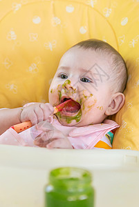 小宝宝在吃花椰菜 有选择的专注点食谱早餐孩子食物蔬菜水果椅子勺子饮食香蕉图片