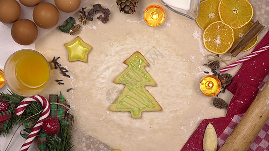 一位年轻女性装饰圣诞喜庆曲奇饼 以圣诞树的形式 配有彩色冰淇淋 从上面查看糖浆假期雪人糖果甜点庆典传统手工食物奶油图片