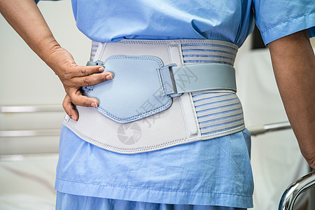穿背止痛带的亚洲女病人 用助行器换整形腰椎矫正骨科疾病女士橡胶带腰部药品胸衣支撑绷带图片