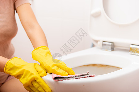亚洲妇女用粉红布擦洗间在家中打扫马桶的手女佣卫生间刷子橡皮工作主妇家庭手套款待女士图片