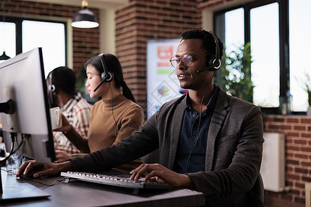 在呼叫中心工作的非裔美国人求助热线雇员 电话中心图片