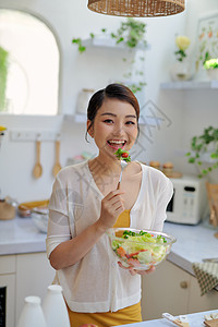 在家里吃新鲜沙拉的年轻美少女午餐女孩蔬菜绿色微笑女士营养素食主义者快乐饮食图片