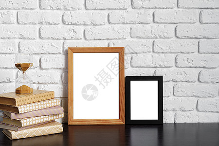 vi展示模板木制表格上挂图框的书本相框横幅品牌图书公寓小样风格装饰桌子展示背景