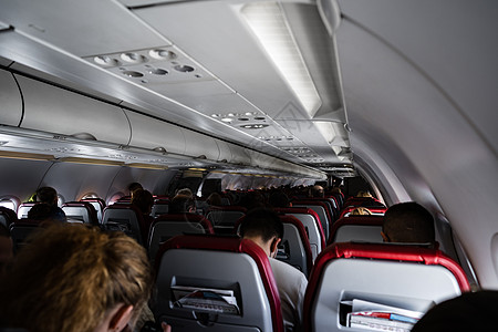飞机内仓黑暗飞机内的座位和窗子航空公司木板运输商业空气乘客假期旅行航班经济背景