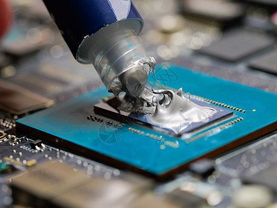 技术员在膝上型计算机主机板上对GPU应用热粘贴硬件半导体力量宏观技术笔记本润滑脂导热膏维修芯片图片