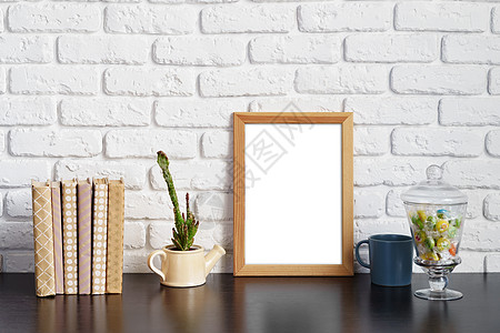 木制表格上挂图框的书本推广照片房间桌面嘲笑相框图书公寓办公室桌子图片