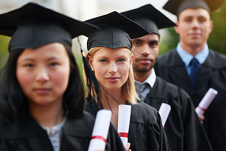 这是开始 任何你想要的 一群大学毕业生戴着帽子和长袍 拿着他们的文凭图片