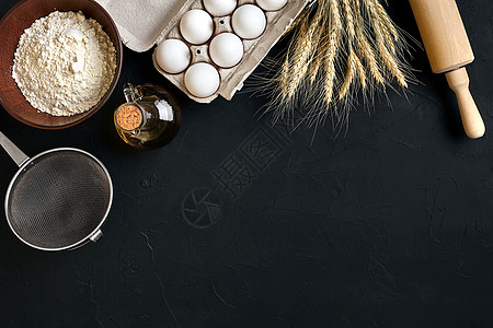 黑厨房餐桌上的面食烹饪素材 顶视图带有文字空间乡村木板美食黑板食物面包糕点餐具工具石板图片